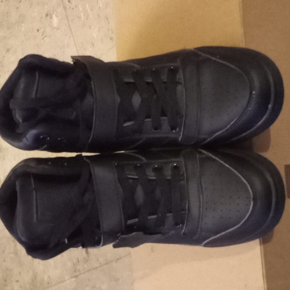 Wages Sneakers